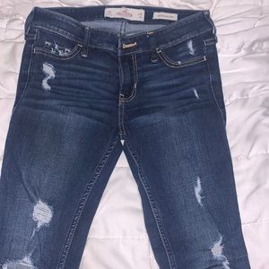 HOLLISTER low rise super skinny jeans! Dark & Distressed.